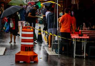 Veículo invade feira livre em Osasco