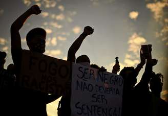 Jovens negros em manifestação contra o racismo e a violência policial no Rio de Janeiro.