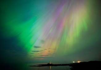 A aurora boreal vista na cidade de Whitley Bay, no litoral do Reino Unido, na sexta-feira (10/5)