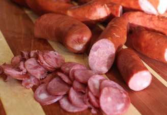 Linguiça calabresa tem como base carne suína e gordura, além de condimentos como pimenta-calabresa