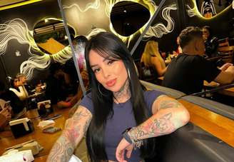 Homem afirma que matará a influenciadora caso ela não aceite se casar com ele