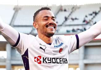 Rafael Elias comemora gol pelo Kyoto Sanga