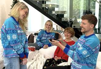 Mr Beast pedindo a noiva, Thea Booysen, em casamento diante de sua mãe