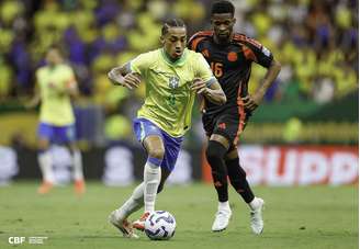João Pedro com a camisa da Seleção Brasileira