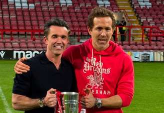 Ryan Reynolds e Rob McElhenney comemorando título do Wrehxam