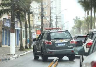 Viatura da ROTA da Polícia Militar faz ronda na Av. Presidente Castelo Branco em Praia Grande, cidade da baixada santista, no dia seguinte ao assassinato do ex-delegado-geral da Polícia Civil.