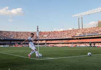 São Paulo reclama da arbitragem na partida contra o Palmeiras, no MorumBis.