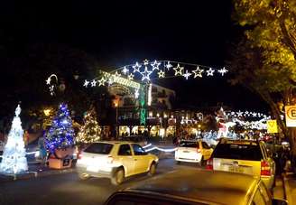 Ao caminhar pelo centro, especialmente na região da Avenida Borges de Medeiros e da Rua Coberta, é possível perceber como o tema natalino está presente em fachadas, vitrines, praças e pontos turísticos – Larissa Fraga/Wikimedia Commons