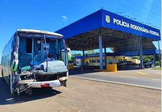 Motorista utilizando capacete em ônibus sem para-brisa