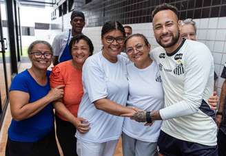 Funcionárias do Santos abraçam Neymar na festinha de aniversário no CT Rei Pelé –