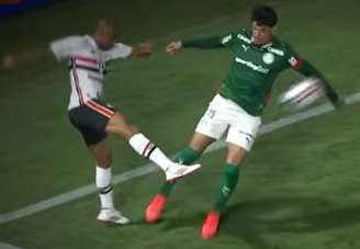 Bola tocou no braço de Gustavo Gómez em disputa com Lucas, durante Palmeiras x São Paulo