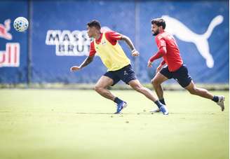 Vininicho e Juninho Capixaba, jogadores do Red Bull Bragantino. 