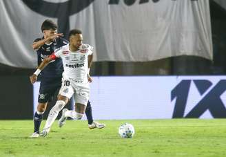 Neymar em ação contra o Remo pelo Campeonato Brasileiro