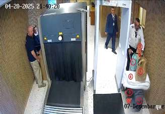 Imagem da câmera de segurança do Aeroporto de Catarina (SP) mostra funcionário do empresário Fernando Oliveira Lima passando bagagens por fora do raio-x