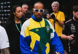 Lewis Hamilton usando clássico agasalho da seleção brasileira de 1994 