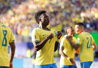 Vini Jr comemorando gol pelo Brasil