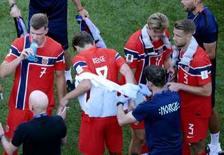 Jogadores usam coletes térmicos para refrescar 