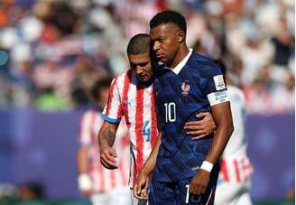 Juan Caceres, do Paraguai, e Kylian Mbappé, da França, interagem durante a partida das oitavas de final da Copa do Mundo