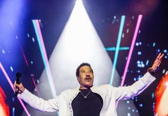 Lionel Richie agradece fãs após passar mal em show.