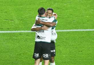 Pedro Rocha celebrando o gol na vitória do Coritiba sobre a Chapecoense 