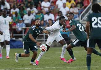 Pape Matar Sarr (ao centro) em amistoso entre Senegal e Arábia Saudita (