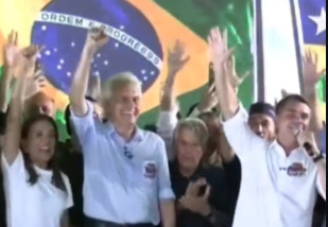 Caido e Flávio Bolsonaro em ato nesta terça-feira, 6, em Goiânia