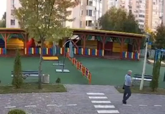 Homem escapa por pouco de ataque de drone russo perto de Kiev, capital da Ucrânia