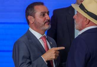 A equipe jurídica do senador e candidato do pl à Presidência da República, Flávio Bolsonaro, apresentou uma notícia-crime à Justiça eleitoral para pedir a abertura de investigação contra o diretor-geral da Polícia Federal (PF), Andrei Rodrigues, por suposto uso de estrutura pública para beneficiar o presidente Luiz Inácio Lula da Silva (PT) durante primeiro turno das eleições.