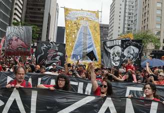 Militantes, simpatizantes e apoiadores do presidente da República, Luiz Inácio Lula da Silva (PT), participam de um ato político em apoio à sua reeleição na Avenida Paulista, na cidade de São Paulo (SP), neste domingo, 11 de outubro de 2026