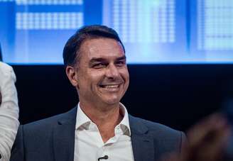 O senador Flávio Bolsonaro (PL), visitou o pai, o ex-presidente Jair Bolsonaro, na manhã desta quinta-feira, 15.