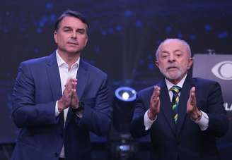 O senador Flávio Bolsonaro (PL) e o presidente Luiz Inácio Lula da Silva (PT) durante o primeiro debate