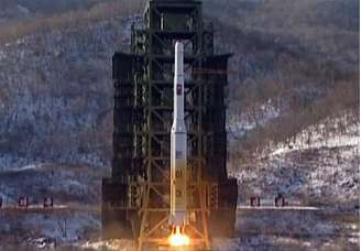 Imagem de vídeo de divulgação da KCNA mostra o lançamento do foguete Unha-3 da plataforma na província de Pyongan do Norte, na Coreia do Norte, em dezembro de 2012. Os Estados Unidos distribuíram o esboço de uma resolução para o Conselho de Segurança da ONU que condenaria a Coreia do Norte pelo lançamento de um foguete em dezembro e pede o endurecimento das sanções da ONU já existentes. 13/12/2012