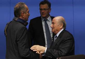 O presidente da Fifa, Joseph Blatter (D), conversa com o ministro do Esporte, Aldo Rebelo (E), e o secretário-geral da Fifa, Jérôme Valcke, após entrevista coletiva em Zurique nesta terça-feira.