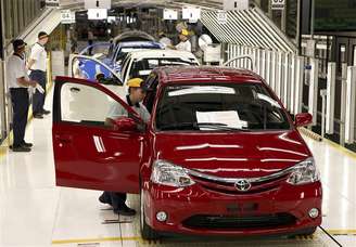 Unos empleados durante un entrenamiento en la planta de ensamblaje de Toyota en Sorocaba, Brasil, ago 9 2012. La capacidad de producción de vehículos en Brasil debe subir a 5,5 millones de unidades en el 2017, desde los 4,5 millones de este año, dijo el lunes el nuevo presidente de la Asociación Nacional de Fabricantes de Vehículos Automotores (Anfavea), Luiz Moan.
