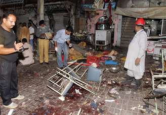 A polícia local investiga a explosão na feira movimentada de Lahore