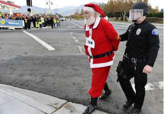 Homem vestido de Papai-Noel é preso durante protestos de funcionários do Wal-Mart