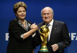 <p>Com a proximidade da Copa do Mundo, Dilma tem participado mais da organização do evento; na última semana a presidente visitou Joseph Blatter na Fifa</p>