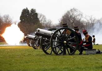 A Artilharia Real disparou hoje 41 salvas de canhão em Hyde Park e a Companhia de Artilharia lançou 62 salvas na torre de Londres