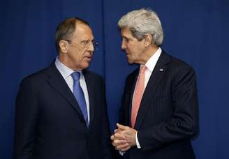 <p>Sergei Lavrov, ministro de Relações Exteriores da Rússia, e John Kerry, secretário de Estado dos Estados Unidos, se reuniram duas vezes nesta semana para discutir sobre crise</p>