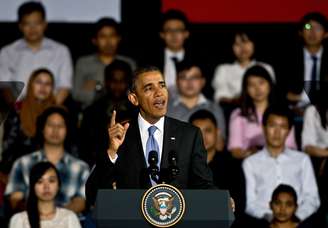 <p>Presidente dos EUA, Barack Obama, discursa à líderes estudantis, durante uma visita à Universidade da Malásia, em Kuala Lumpur, neste domingo, 27 de abril</p>