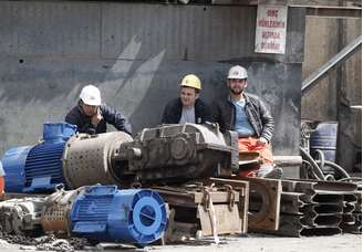 Mineiros descansam em frente à mina de carvão em Soma, distrito de Manisa na Turquia depois da explosão no começo da semana passada