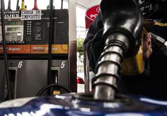 <p>Decisão de aumentar o preço da gasolina é da Petrobras, disse o ministro da Fazenda, Guido Mantega</p>