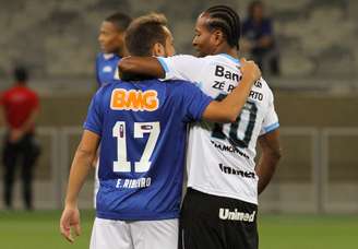 Everton Ribeiro e Zé Roberto se cumprimentam no Mineirão instantes antes do duelo entre Cruzeiro e Grêmio