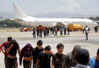 Imigrantes ilegais da Guatemala deportados dos EUA chegam ao aeroporto La Aurora, na Cidade da Guatemala. 10/07/2014
