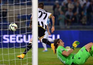 <p>Cyril Thereau festeja gol isolado da Udinese em Roma</p>