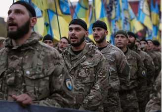 <p>Soldados do batalhão de autodefesa "Azov", ligado ao Ministério do Interior ucraniano, participam de parada militar em Kiev, em 14 de outubro</p>