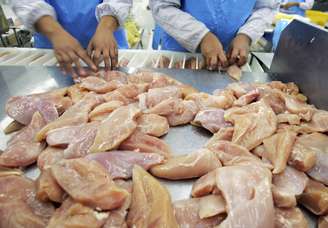 Congelar a carne de frango pode evitar contaminação