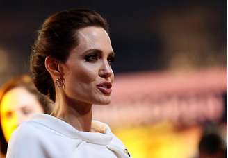 Angelina Jolie posa para foto na pré-estreia de "Invencível", em Londres.