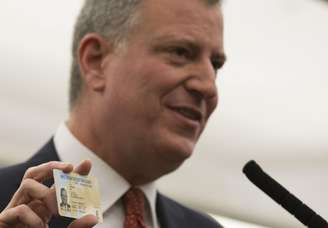 Prefeito de NY mostra documento de identidade para imigrantes que será aceito pela polícia