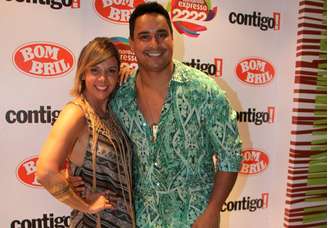 <p>O cantor Xanddy e sua mulher, a dançarina Carla Perez, curtiram juntos a noite de domingo de Carnaval em Salvador</p>